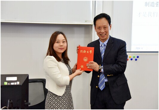 同濟大學(xué)經(jīng)管學(xué)院MBA中心副主任崔麒元(左)和IE專(zhuān)家關(guān)田鐵洪(右)
