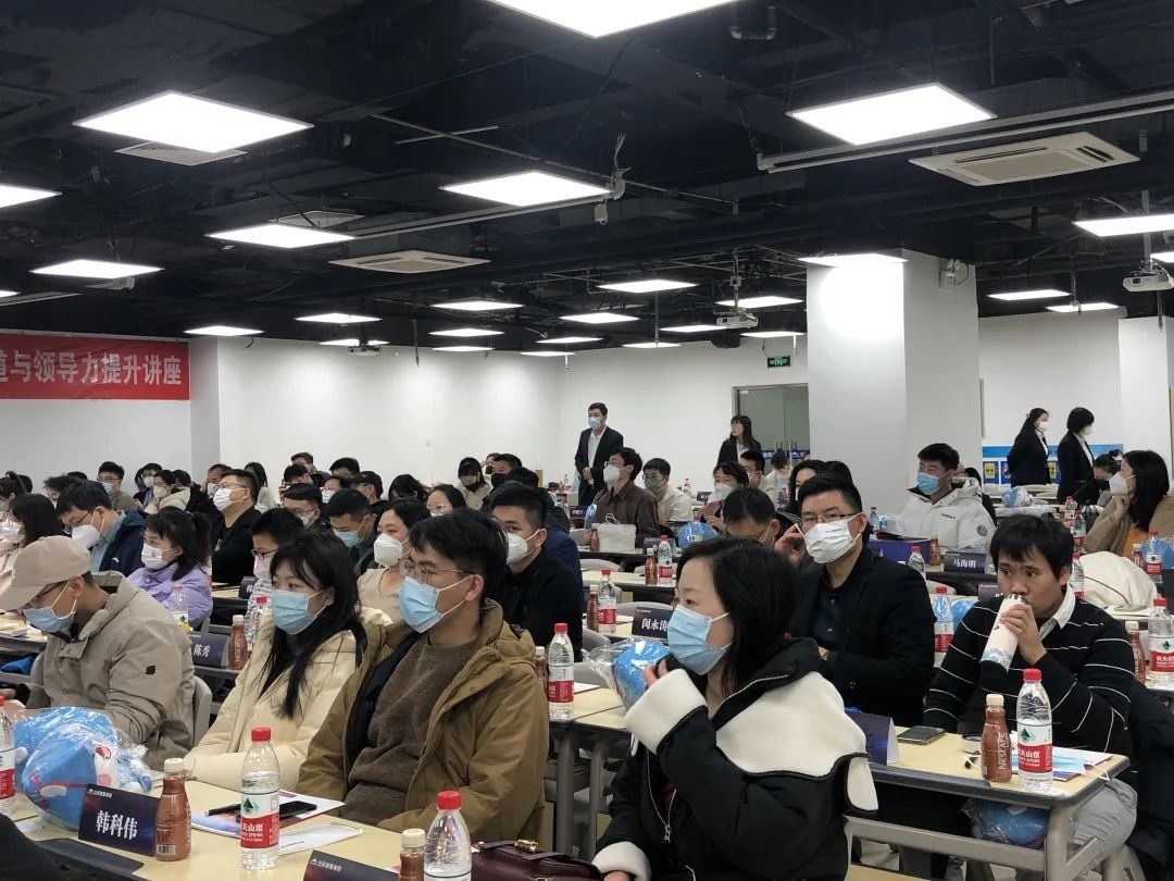 職場(chǎng)致勝之道與領(lǐng)導力提升——社科賽斯甄誠董事長(cháng)專(zhuān)場(chǎng)講座圓滿(mǎn)收官！  社科賽斯考研 社科賽斯 職場(chǎng)致勝之道 領(lǐng)導力提升  社科賽斯考研  洞悉職場(chǎng)規律，活出精彩人生。2023年1月8日下午，社科賽斯董事長(cháng)甄誠先生以《職場(chǎng)致勝之道與領(lǐng)導力提升》發(fā)表精彩講座。  ▼董事長(cháng)甄誠先生  人物簡(jiǎn)介：北大光華02級MBA，社科賽斯創(chuàng  )始人，多所院校面試考官、企業(yè)家導師、客座教授，曾在北京大學(xué)國家發(fā)展研究院、北大醫學(xué)部、中國科學(xué)院大學(xué)管理學(xué)院、中國政法大學(xué)商學(xué)院、天津大學(xué)管理學(xué)院、北京交通大學(xué)管理學(xué)院、中央財經(jīng)大學(xué)商學(xué)院、華東理工大學(xué)商學(xué)院、北京師范大學(xué)經(jīng)管學(xué)院，華南理工大學(xué)管理學(xué)院、暨南大學(xué)商學(xué)院等院校講授職業(yè)發(fā)展。  講座圍繞“MBA對未來(lái)職業(yè)發(fā)展的回報”、“職場(chǎng)成長(cháng)”、“”“領(lǐng)導力提升”等內容，甄總結合自身多年MBA面試指導經(jīng)驗，深入淺出，針對痛點(diǎn)問(wèn)題進(jìn)行案例講解，助力同學(xué)們的未來(lái)職業(yè)發(fā)展之路！  現場(chǎng)同學(xué)針對講座內容，職業(yè)困惑等問(wèn)題積極發(fā)言，活動(dòng)氣氛熱烈融洽。甄總風(fēng)趣幽默的分享，使得在場(chǎng)掌聲不斷。  職場(chǎng)圣經(jīng)  “你的勞動(dòng)報酬不是和勞動(dòng)強度成正比，而是和你的勞動(dòng)不可替代性成正比!”甄總表示，真正決定個(gè)人社會(huì )階層的，是精力分配結構，并進(jìn)行了案例分析。  甄總指出，MBA同學(xué)需要明確攻讀MBA的目的:實(shí)現職業(yè)上的跨界升級、培育前瞻視野、培養思考問(wèn)題的方法和解決問(wèn)題的能力。隨后就如何交朋友、拓人脈、選導師等事項進(jìn)行了心得分享。  強者的必備條件  1、拒絕隨意2、拒絕任性3、拒絕慵懶4、拒絕冷漠5、每日精進(jìn)6、敬畏目標  如何選導師  在甄總看來(lái)，選導師是困擾每個(gè)學(xué)子的問(wèn)題。甄總認為，選導師，一定要注意:1、職位不一定高，但有人情味;2、資源豐富;3、研究方向與你擅長(cháng)領(lǐng)域關(guān)聯(lián)等。  職業(yè)導師能幫你提前看清未來(lái)五到十年的路，使你少走彎路，是更高效的捷徑?！澳闶钦l(shuí)不重要，重要的是你和誰(shuí)交往，格局比情商和智商更重要?！? 學(xué)習的三個(gè)層次  甄總認為，學(xué)習分為三個(gè)層次∶1、學(xué)習知識;2、學(xué)習思考問(wèn)題的方法、解決問(wèn)題的工具;3、學(xué)習理念。并通過(guò)具體事例，向大家指出，只有進(jìn)行取舍，把主流的做到極致,才是明智的做法。  MBA課程量大，但每個(gè)人精力有限，只有做好取舍，對課程做好減法和加法，把自己打造為“T