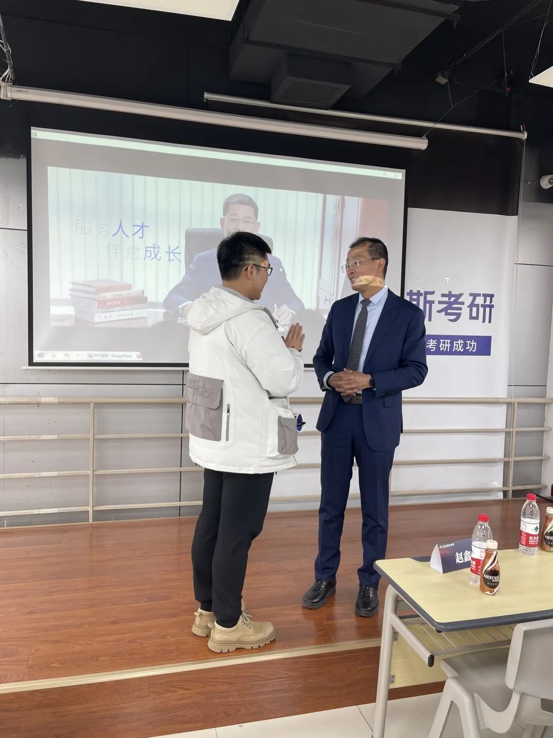 職場(chǎng)致勝之道與領(lǐng)導力提升——社科賽斯甄誠董事長(cháng)專(zhuān)場(chǎng)講座圓滿(mǎn)收官！  社科賽斯考研 社科賽斯 職場(chǎng)致勝之道 領(lǐng)導力提升  社科賽斯考研  洞悉職場(chǎng)規律，活出精彩人生。2023年1月8日下午，社科賽斯董事長(cháng)甄誠先生以《職場(chǎng)致勝之道與領(lǐng)導力提升》發(fā)表精彩講座。  ▼董事長(cháng)甄誠先生  人物簡(jiǎn)介：北大光華02級MBA，社科賽斯創(chuàng  )始人，多所院校面試考官、企業(yè)家導師、客座教授，曾在北京大學(xué)國家發(fā)展研究院、北大醫學(xué)部、中國科學(xué)院大學(xué)管理學(xué)院、中國政法大學(xué)商學(xué)院、天津大學(xué)管理學(xué)院、北京交通大學(xué)管理學(xué)院、中央財經(jīng)大學(xué)商學(xué)院、華東理工大學(xué)商學(xué)院、北京師范大學(xué)經(jīng)管學(xué)院，華南理工大學(xué)管理學(xué)院、暨南大學(xué)商學(xué)院等院校講授職業(yè)發(fā)展。  講座圍繞“MBA對未來(lái)職業(yè)發(fā)展的回報”、“職場(chǎng)成長(cháng)”、“”“領(lǐng)導力提升”等內容，甄總結合自身多年MBA面試指導經(jīng)驗，深入淺出，針對痛點(diǎn)問(wèn)題進(jìn)行案例講解，助力同學(xué)們的未來(lái)職業(yè)發(fā)展之路！  現場(chǎng)同學(xué)針對講座內容，職業(yè)困惑等問(wèn)題積極發(fā)言，活動(dòng)氣氛熱烈融洽。甄總風(fēng)趣幽默的分享，使得在場(chǎng)掌聲不斷。  職場(chǎng)圣經(jīng)  “你的勞動(dòng)報酬不是和勞動(dòng)強度成正比，而是和你的勞動(dòng)不可替代性成正比!”甄總表示，真正決定個(gè)人社會(huì )階層的，是精力分配結構，并進(jìn)行了案例分析。  甄總指出，MBA同學(xué)需要明確攻讀MBA的目的:實(shí)現職業(yè)上的跨界升級、培育前瞻視野、培養思考問(wèn)題的方法和解決問(wèn)題的能力。隨后就如何交朋友、拓人脈、選導師等事項進(jìn)行了心得分享。  強者的必備條件  1、拒絕隨意2、拒絕任性3、拒絕慵懶4、拒絕冷漠5、每日精進(jìn)6、敬畏目標  如何選導師  在甄總看來(lái)，選導師是困擾每個(gè)學(xué)子的問(wèn)題。甄總認為，選導師，一定要注意:1、職位不一定高，但有人情味;2、資源豐富;3、研究方向與你擅長(cháng)領(lǐng)域關(guān)聯(lián)等。  職業(yè)導師能幫你提前看清未來(lái)五到十年的路，使你少走彎路，是更高效的捷徑?！澳闶钦l(shuí)不重要，重要的是你和誰(shuí)交往，格局比情商和智商更重要?！? 學(xué)習的三個(gè)層次  甄總認為，學(xué)習分為三個(gè)層次∶1、學(xué)習知識;2、學(xué)習思考問(wèn)題的方法、解決問(wèn)題的工具;3、學(xué)習理念。并通過(guò)具體事例，向大家指出，只有進(jìn)行取舍，把主流的做到極致,才是明智的做法。  MBA課程量大，但每個(gè)人精力有限，只有做好取舍，對課程做好減法和加法，把自己打造為“T