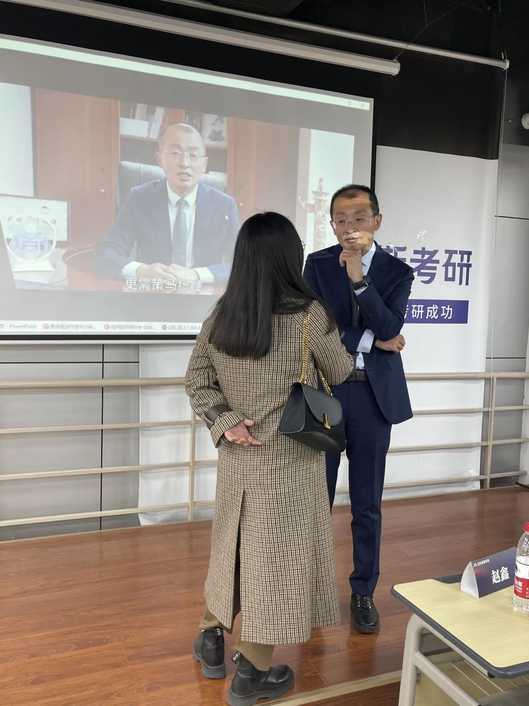 職場(chǎng)致勝之道與領(lǐng)導力提升——社科賽斯甄誠董事長(cháng)專(zhuān)場(chǎng)講座圓滿(mǎn)收官！  社科賽斯考研 社科賽斯 職場(chǎng)致勝之道 領(lǐng)導力提升  社科賽斯考研  洞悉職場(chǎng)規律，活出精彩人生。2023年1月8日下午，社科賽斯董事長(cháng)甄誠先生以《職場(chǎng)致勝之道與領(lǐng)導力提升》發(fā)表精彩講座。  ▼董事長(cháng)甄誠先生  人物簡(jiǎn)介：北大光華02級MBA，社科賽斯創(chuàng  )始人，多所院校面試考官、企業(yè)家導師、客座教授，曾在北京大學(xué)國家發(fā)展研究院、北大醫學(xué)部、中國科學(xué)院大學(xué)管理學(xué)院、中國政法大學(xué)商學(xué)院、天津大學(xué)管理學(xué)院、北京交通大學(xué)管理學(xué)院、中央財經(jīng)大學(xué)商學(xué)院、華東理工大學(xué)商學(xué)院、北京師范大學(xué)經(jīng)管學(xué)院，華南理工大學(xué)管理學(xué)院、暨南大學(xué)商學(xué)院等院校講授職業(yè)發(fā)展。  講座圍繞“MBA對未來(lái)職業(yè)發(fā)展的回報”、“職場(chǎng)成長(cháng)”、“”“領(lǐng)導力提升”等內容，甄總結合自身多年MBA面試指導經(jīng)驗，深入淺出，針對痛點(diǎn)問(wèn)題進(jìn)行案例講解，助力同學(xué)們的未來(lái)職業(yè)發(fā)展之路！  現場(chǎng)同學(xué)針對講座內容，職業(yè)困惑等問(wèn)題積極發(fā)言，活動(dòng)氣氛熱烈融洽。甄總風(fēng)趣幽默的分享，使得在場(chǎng)掌聲不斷。  職場(chǎng)圣經(jīng)  “你的勞動(dòng)報酬不是和勞動(dòng)強度成正比，而是和你的勞動(dòng)不可替代性成正比!”甄總表示，真正決定個(gè)人社會(huì )階層的，是精力分配結構，并進(jìn)行了案例分析。  甄總指出，MBA同學(xué)需要明確攻讀MBA的目的:實(shí)現職業(yè)上的跨界升級、培育前瞻視野、培養思考問(wèn)題的方法和解決問(wèn)題的能力。隨后就如何交朋友、拓人脈、選導師等事項進(jìn)行了心得分享。  強者的必備條件  1、拒絕隨意2、拒絕任性3、拒絕慵懶4、拒絕冷漠5、每日精進(jìn)6、敬畏目標  如何選導師  在甄總看來(lái)，選導師是困擾每個(gè)學(xué)子的問(wèn)題。甄總認為，選導師，一定要注意:1、職位不一定高，但有人情味;2、資源豐富;3、研究方向與你擅長(cháng)領(lǐng)域關(guān)聯(lián)等。  職業(yè)導師能幫你提前看清未來(lái)五到十年的路，使你少走彎路，是更高效的捷徑?！澳闶钦l(shuí)不重要，重要的是你和誰(shuí)交往，格局比情商和智商更重要?！? 學(xué)習的三個(gè)層次  甄總認為，學(xué)習分為三個(gè)層次∶1、學(xué)習知識;2、學(xué)習思考問(wèn)題的方法、解決問(wèn)題的工具;3、學(xué)習理念。并通過(guò)具體事例，向大家指出，只有進(jìn)行取舍，把主流的做到極致,才是明智的做法。  MBA課程量大，但每個(gè)人精力有限，只有做好取舍，對課程做好減法和加法，把自己打造為“T